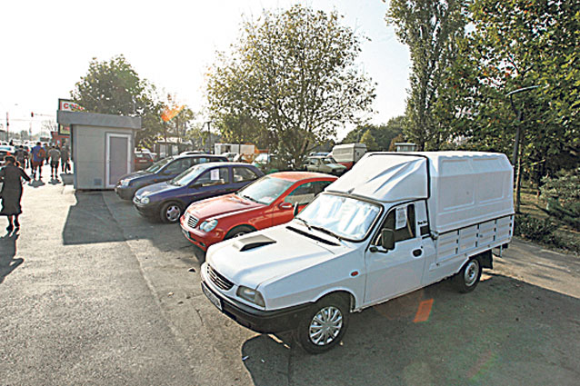 Intersecţiile din Capitală, târguri gratuite de maşini | Autoturismele stau aici cu lunile, ocupând trotuarele, fără ca vânzătorii să plătească vreo taxă