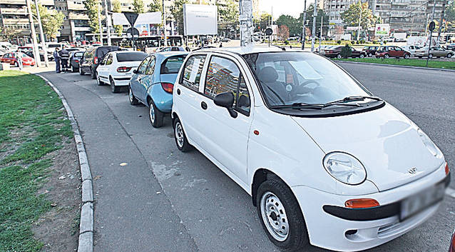 Intersecţiile din Capitală, târguri gratuite de maşini | Autoturismele stau aici cu lunile, ocupând trotuarele, fără ca vânzătorii să plătească vreo taxă