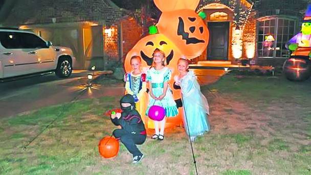 Costumat în ninja, Dylan (5 ani) a petrecut de minune de Halloween, împreună cu alți copii