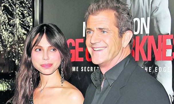 Presa din SUA a început să scrie tot mai des despre iubita lui Gerard Butler, dar comite greşeli grave. Au făcut-o pe Ghenea rusoaică