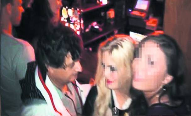 Cristian Sima a petrecut cu mai multe tinere în discotecă - foto: riseproject.ro