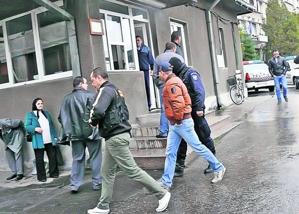 Afaceristul Constantin Bădescu a fost dus la Poliţie - foto: Vlad Chirea