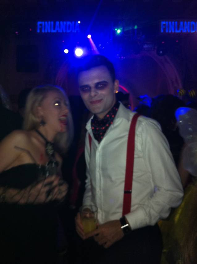 S-a costumat în mireasă, s-a machiat aproape la fel ca ”Păpușa-vie” și a câștigat de HALLOWEEN! Ai idee cine-i cântăreața? FOTO