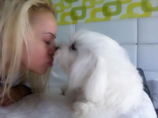 Anda Adam și cățelul ei