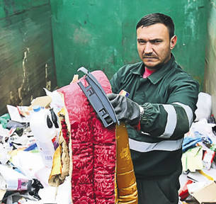 A dormit în pubelă | Un om al străzii s-a ascuns de frig într-un container de gunoi | FOTO