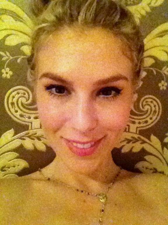 Cu privirea asta GALEȘĂ a HIPNOTIZAT Facebook-ul! Ce ziceți, are CEI MAI FRUMOȘI OCHI CĂPRUI din showbiz? FOTO