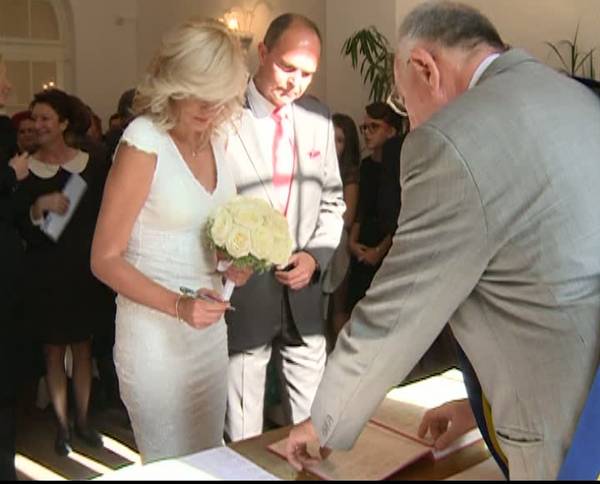 MARE NUNTĂ MARE în POLITICA românească! N-o să-ţi vină să crezi CE ROCHIE a ales MIREASA | FOTO în articol