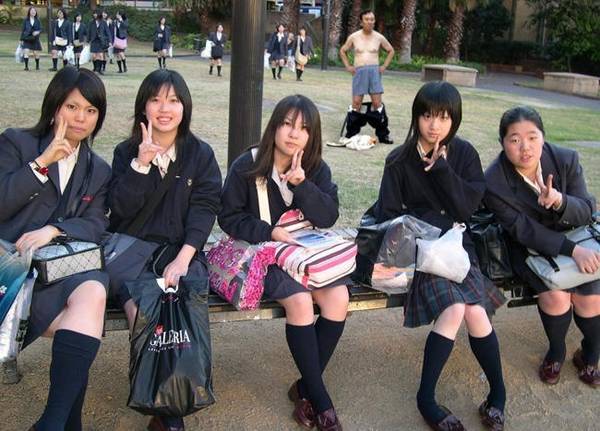 Cinci japoneze simpatice şi inocente. Vezi care e detaliul indecent!