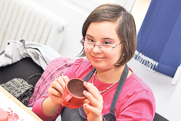 Premieră în România. O fabrică din Capitală şi-a recrutat personalul din rândul persoanelor cu handicap: "M-au angajat la spălătorie, deşi nu am degete"