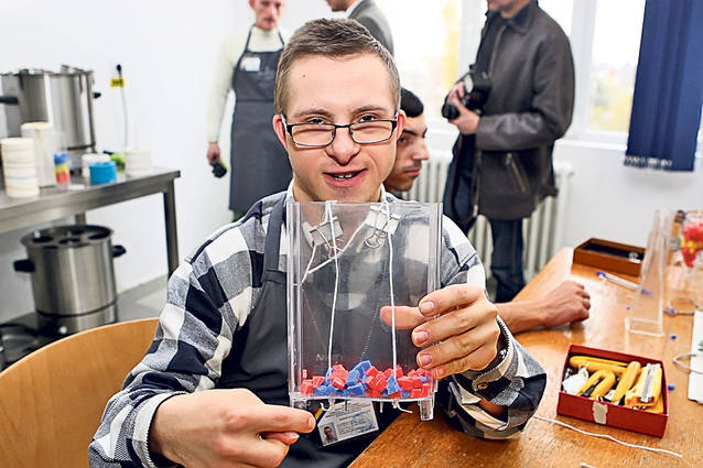 Premieră în România. O fabrică din Capitală şi-a recrutat personalul din rândul persoanelor cu handicap: "M-au angajat la spălătorie, deşi nu am degete"