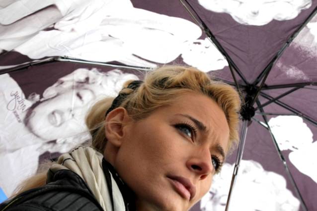 HORROR! Laura Cosoi, RIDATĂ și cu fața IRITATĂ! Uite cum arată BLONDA în VACANȚĂ! FOTO