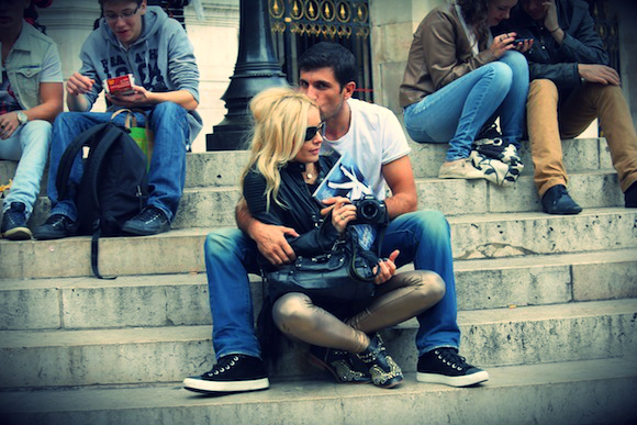 BOMBĂ ÎN SHOWBIZ! Laura Cosoi are un nou iubit. Uite cât de fericită este în brațele lui! FOTO