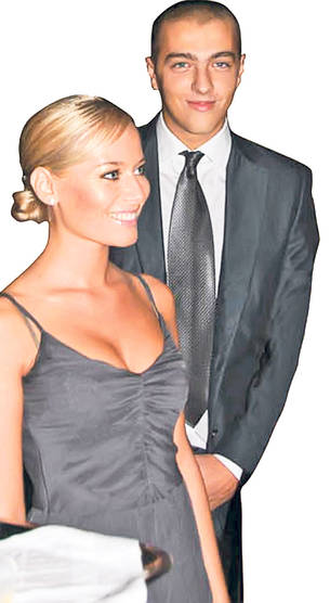 Laura Cosoi, pe toţi îi duci la Paris? De câte ori se îndrăgosteşte, blonda fuge în «oraşul iubirii»