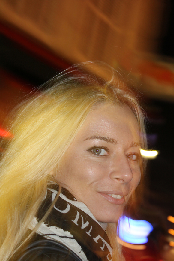 HORROR! Laura Cosoi, RIDATĂ și cu fața IRITATĂ! Uite cum arată BLONDA în VACANȚĂ! FOTO