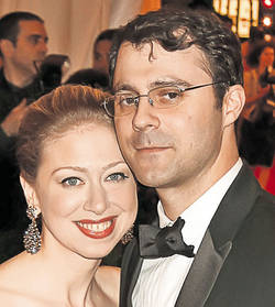 Epuizat de boală, Bill Clinton, fostul lider al SUA, o imploră pe Hillary, soţia lui, să fie lângă el: «Nu mă părăsi înainte de moarte!»