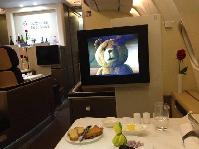 Uite în ce lux a călătorit Monica Gabor în avionul spre România! FOTO