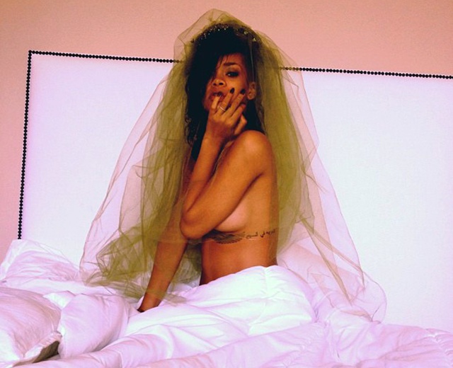 Rihanna, goală în pat în... "dimineaţa de după..."