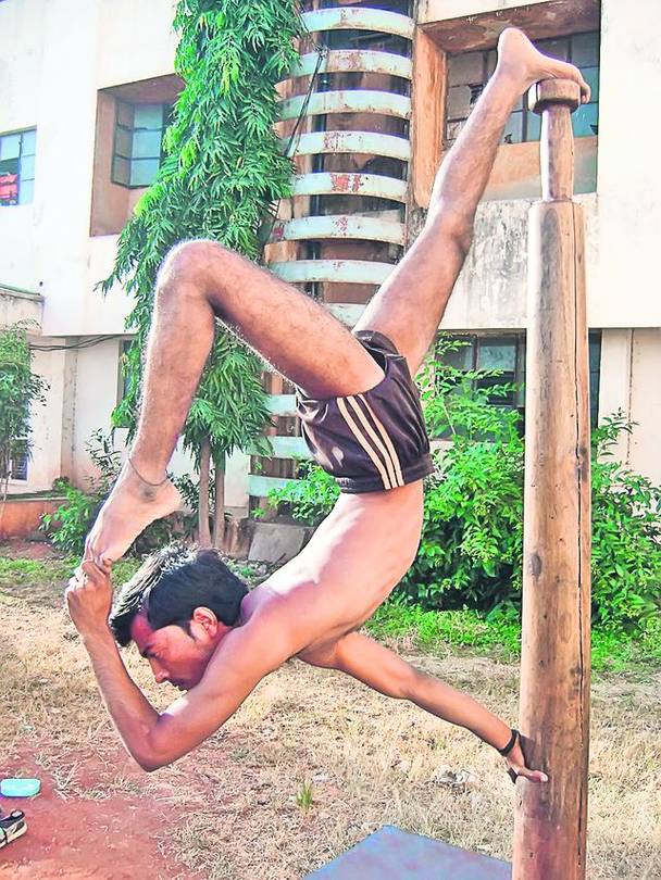Un indian practicând mallakhamb