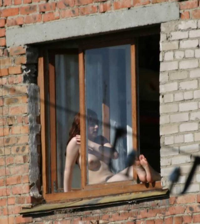 Show INCENDIAR la fereastră! Uite cum făceau plajă astă-vară două tinere FOTO