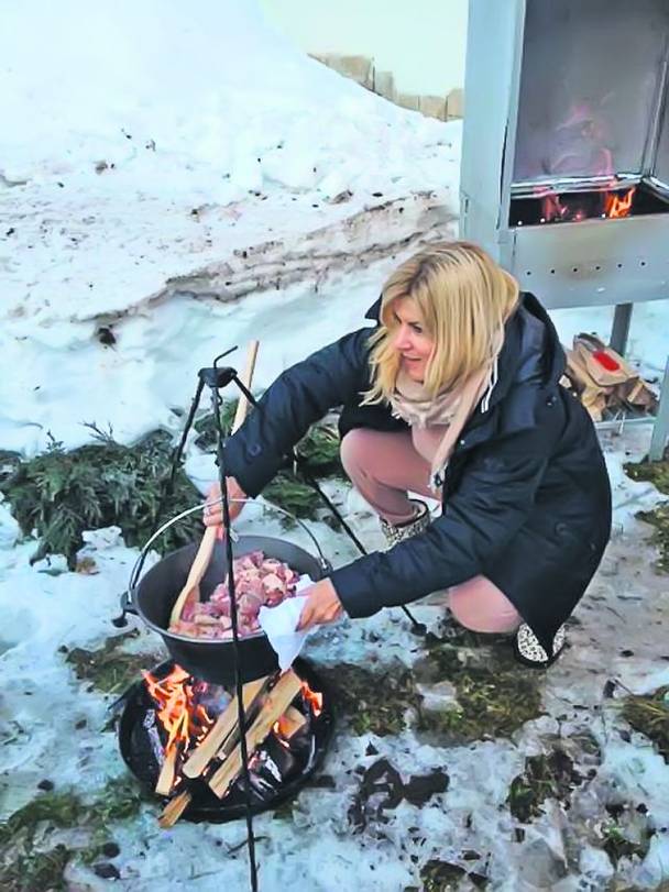 Elena Udrea a pregătit pomana porcului la un mic foc de tabără