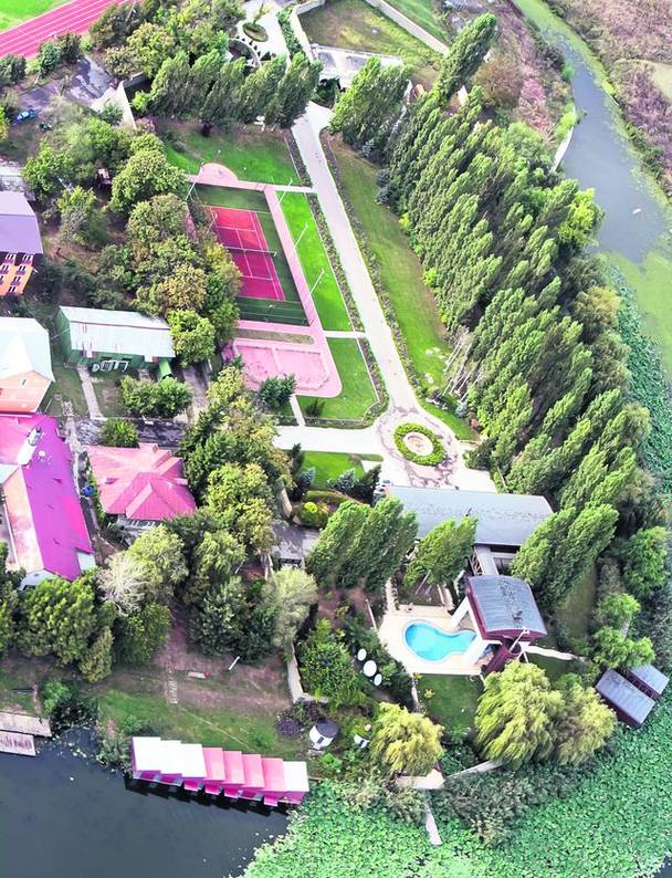 Domeniul pe care omul de afaceri îl deține la Snagov include o vilă dotată cu piscină, un teren de tenis și un debarcader cochet