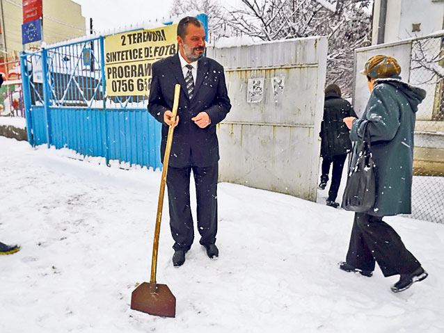 Alegerile, «boicotate» de zăpadă | «Cât a fost vremea de rea, eu tot am pus ştampila»