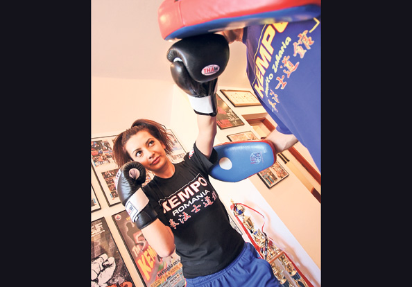 Nu te pune cu ei, că te bat de te rup! Starurile noastre exersează din greu la antrenamente scheme de autoapărare