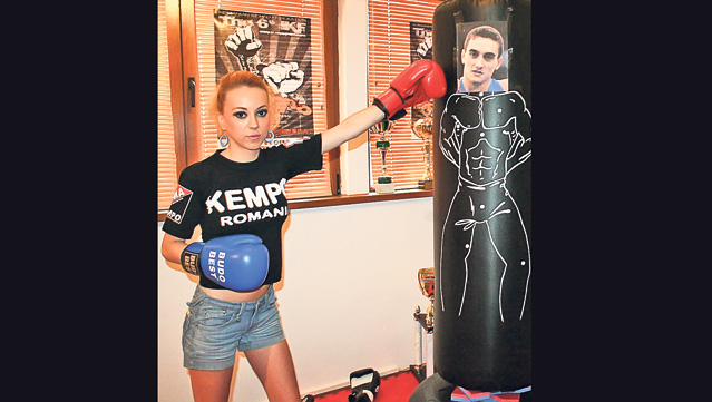 Nu te pune cu ei, că te bat de te rup! Starurile noastre exersează din greu la antrenamente scheme de autoapărare