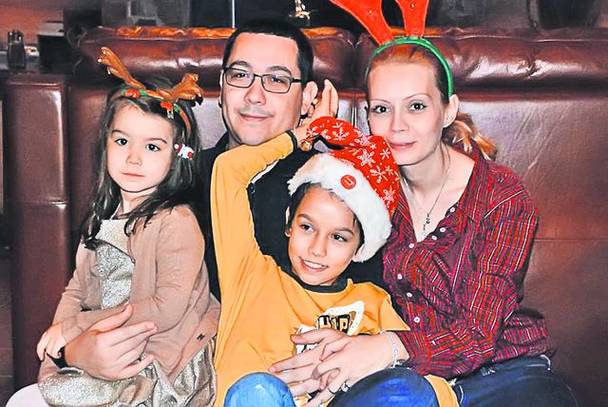 Familia Ponta, de la stânga la dreapta: Irina, Victor, Andrei şi Daciana