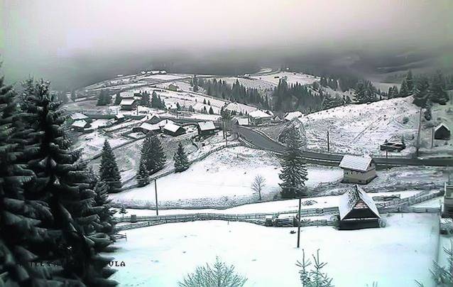 În pasul Tihuţa, județul Bistrța Năsăud, s-au aşternut, ieri, câţiva centimetri de zăpadă