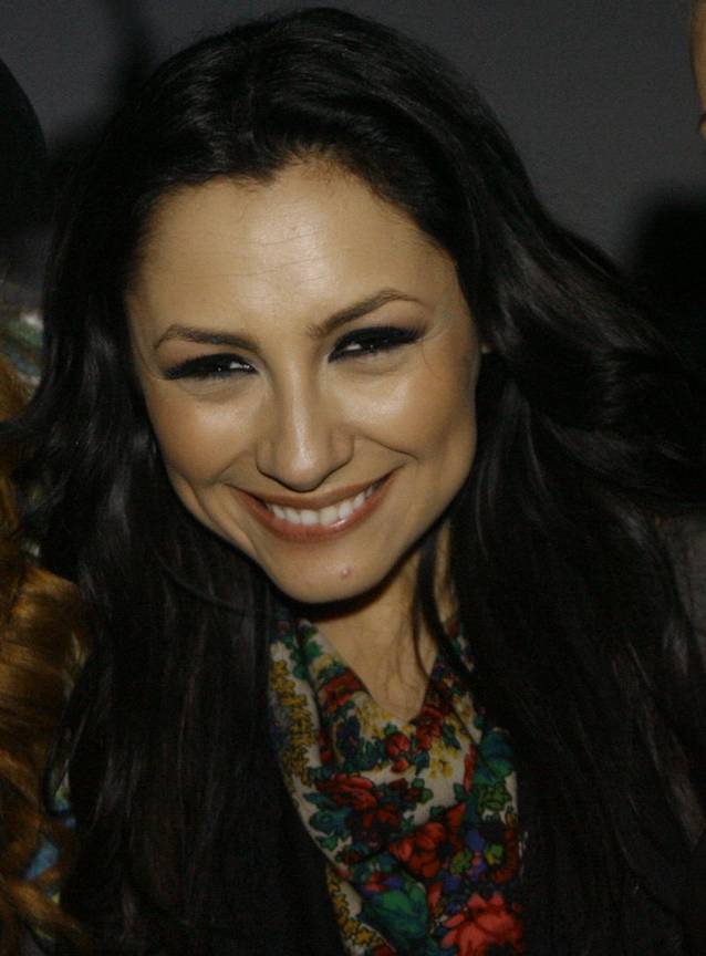 Andra, încercănată, prost machiată și cu coșuri pe față | FOTO