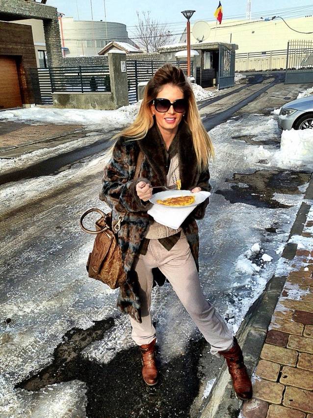 Andreea Bănică este atât de ocupată, încât nu are nici timp să mănânce! Vezi ce soluție a găsit ca să se poată hrăni! FOTO