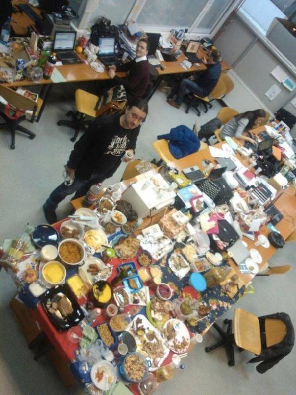 Andreea Esca a mâncat JUMĂRI la muncă. Uite cum a arătat redacția Știrilor Protv în seara de Crăciun!