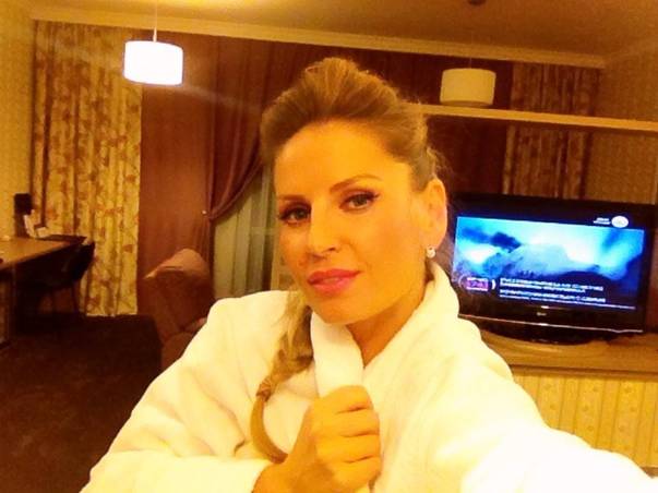 ANDREEA BĂNICĂ ni se DEZVĂLUIE ca-n faţa IUBITULUI. S-a pozat în camera de hotel, de-abia ieşită din duş