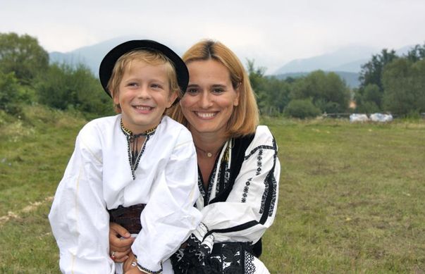 Andreea Esca, în straie populare de 1 DECEMBRIE