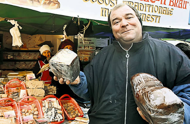 În târgurile de Crăciun şi pe străzi a fost forfotă mare ieri: "Am luat cadouri pe ultima sută de metri" | FOTO