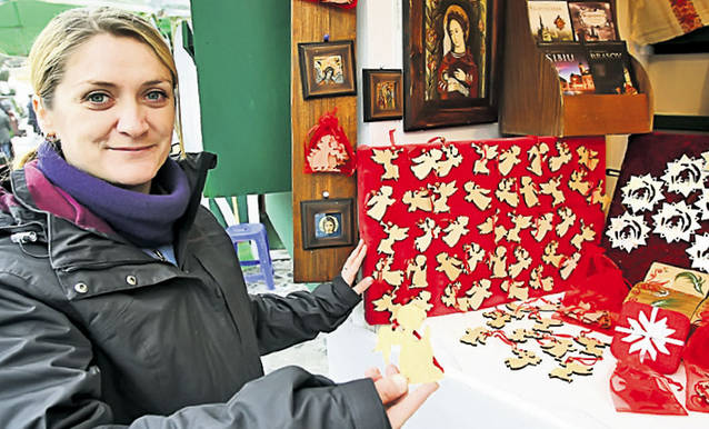 În târgurile de Crăciun şi pe străzi a fost forfotă mare ieri: "Am luat cadouri pe ultima sută de metri" | FOTO