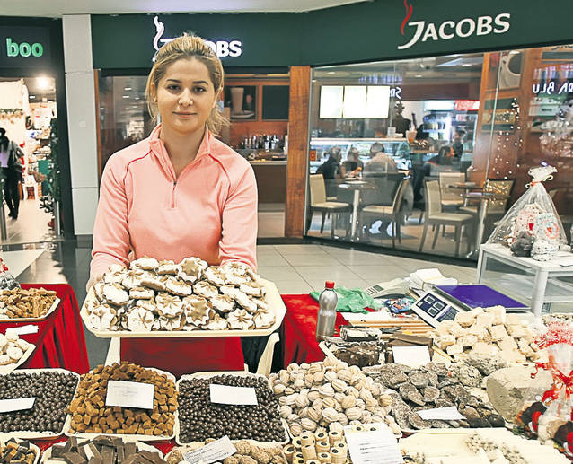 În târgurile de Crăciun şi pe străzi a fost forfotă mare ieri: "Am luat cadouri pe ultima sută de metri" | FOTO