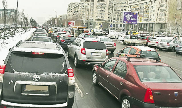 În târgurile de Crăciun şi pe străzi a fost forfotă mare ieri: "Am luat cadouri pe ultima sută de metri" | FOTO