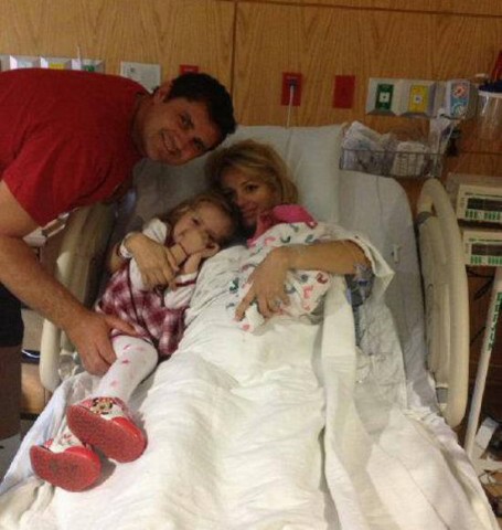 Catrinel Sandu a născut! Uite-o ce fericită e alături de cele două fetiţe ale sale!