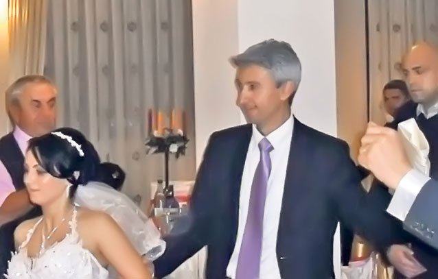 Alegeri parlamentare 2012 | Rromii, decisivi în războiul Ponta-Diaconescu | Preşedinţii de partid au împărţit şi au promis cât au putut rromilor din Târgu-Jiu