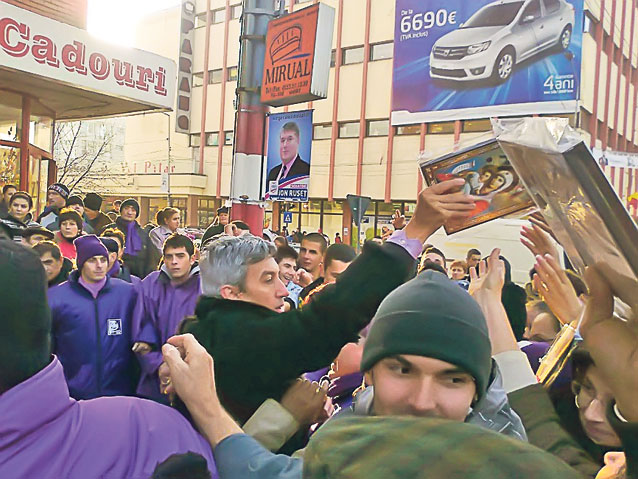 Alegeri parlamentare 2012 | Rromii, decisivi în războiul Ponta-Diaconescu | Preşedinţii de partid au împărţit şi au promis cât au putut rromilor din Târgu-Jiu