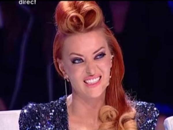 Delia Matache a renunţat la părul roşcat şi s-a făcut iar blondă