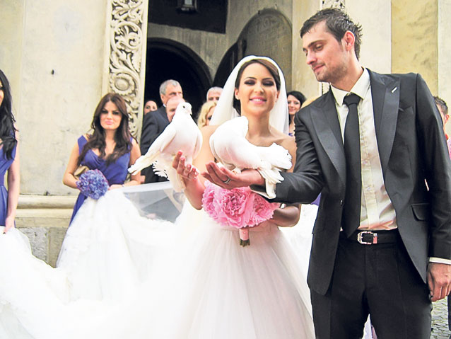 Libertatea vă prezintă nunţile anului 2012 în fotbalul românesc, capitol la care «campioni» sunt stelistul Laurenţiu Reghecampf şi Anamaria Prodan: «Ne iubim atât de mult, că ne căsătorim în fiecare an!»