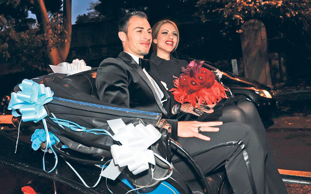 Libertatea vă prezintă nunţile anului 2012 în fotbalul românesc, capitol la care «campioni» sunt stelistul Laurenţiu Reghecampf şi Anamaria Prodan: «Ne iubim atât de mult, că ne căsătorim în fiecare an!»