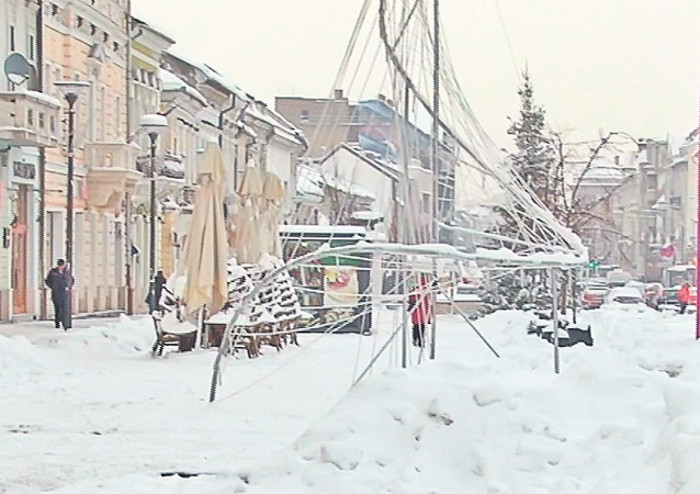 Îngroziţi de gerul din ultimele zile, oamenii străzii dorm pe jos, claie peste grămadă