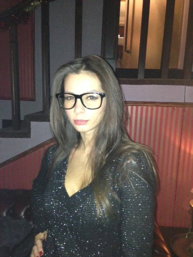 Iuliana Luciu, așa cum nu ai mai văzut-o. Îți place cum îi stă cu ochelari? FOTO