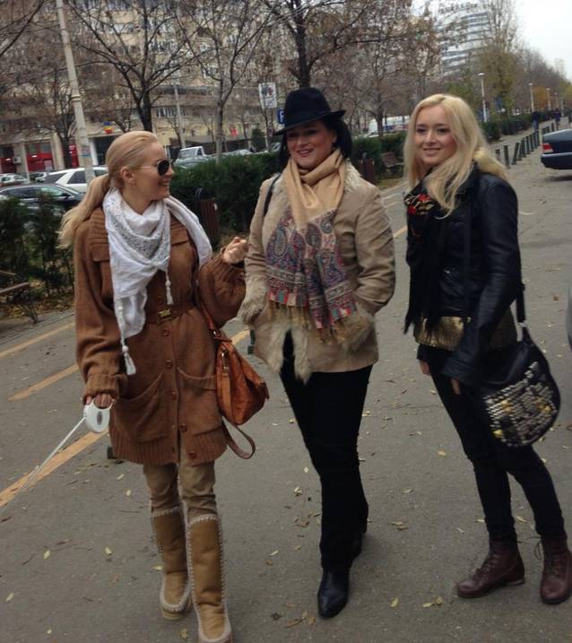 Laura Cosoi, într-o IPOSTAZĂ în care nu ai mai văzut-o! Lângă sora și mama sa! Îți place cum arată cele trei!