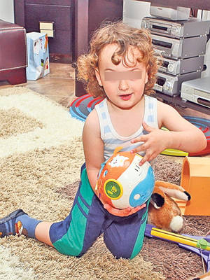 Nu i-au mai împodobit brad la mormânt Mădălinei Manole! Părinţii Mădălinei îşi aşteaptă ginerele, pe Petru Mircea, să se ocupe de amenajarea locului de veci al cântăreţei