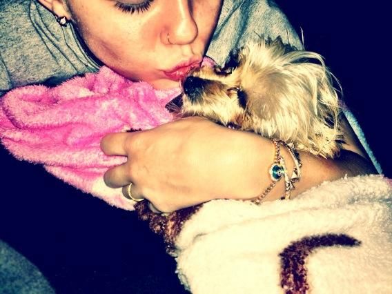 MILEY CYRUS, DISTRUSĂ DE TRISTEŢE. "Nu am fost niciodată atât de ÎNDURERATĂ. Aş da orice pe lume s-o pot aduce înapoi"